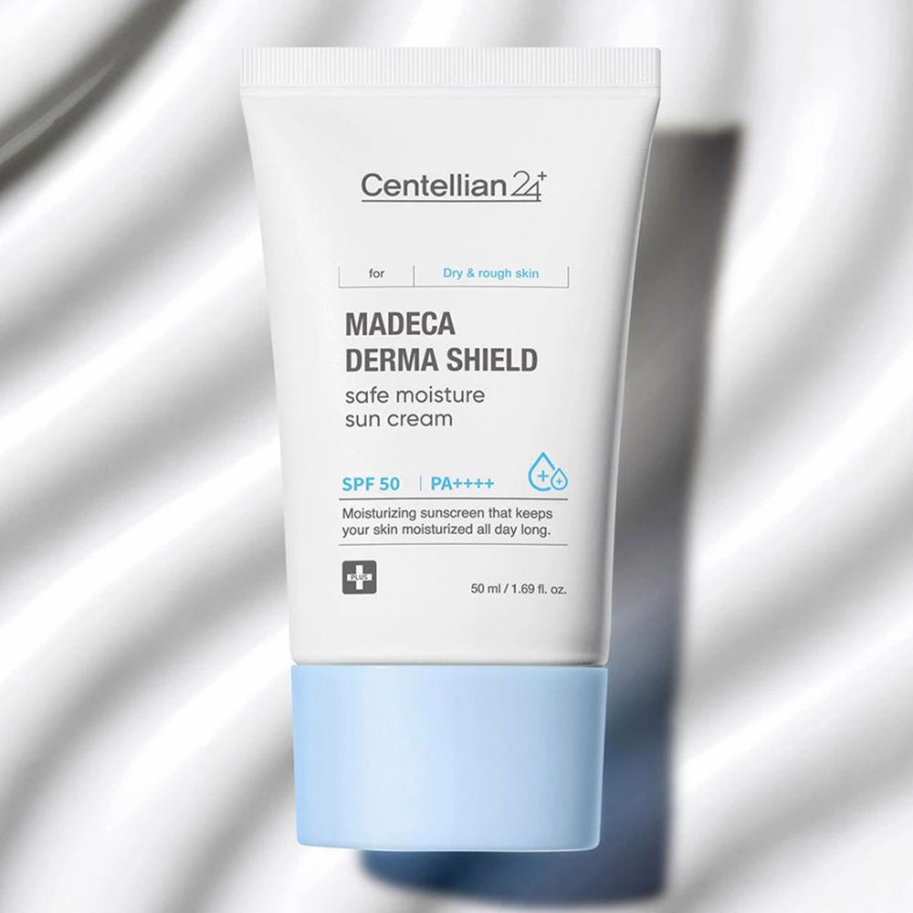 Tubetto di crema solare con tappo blu. Scritta: Madeca Derma Shield, SPF 50, PA++++. Testo: Moisturizing sunscreen that keeps your skin moisturized all day long.