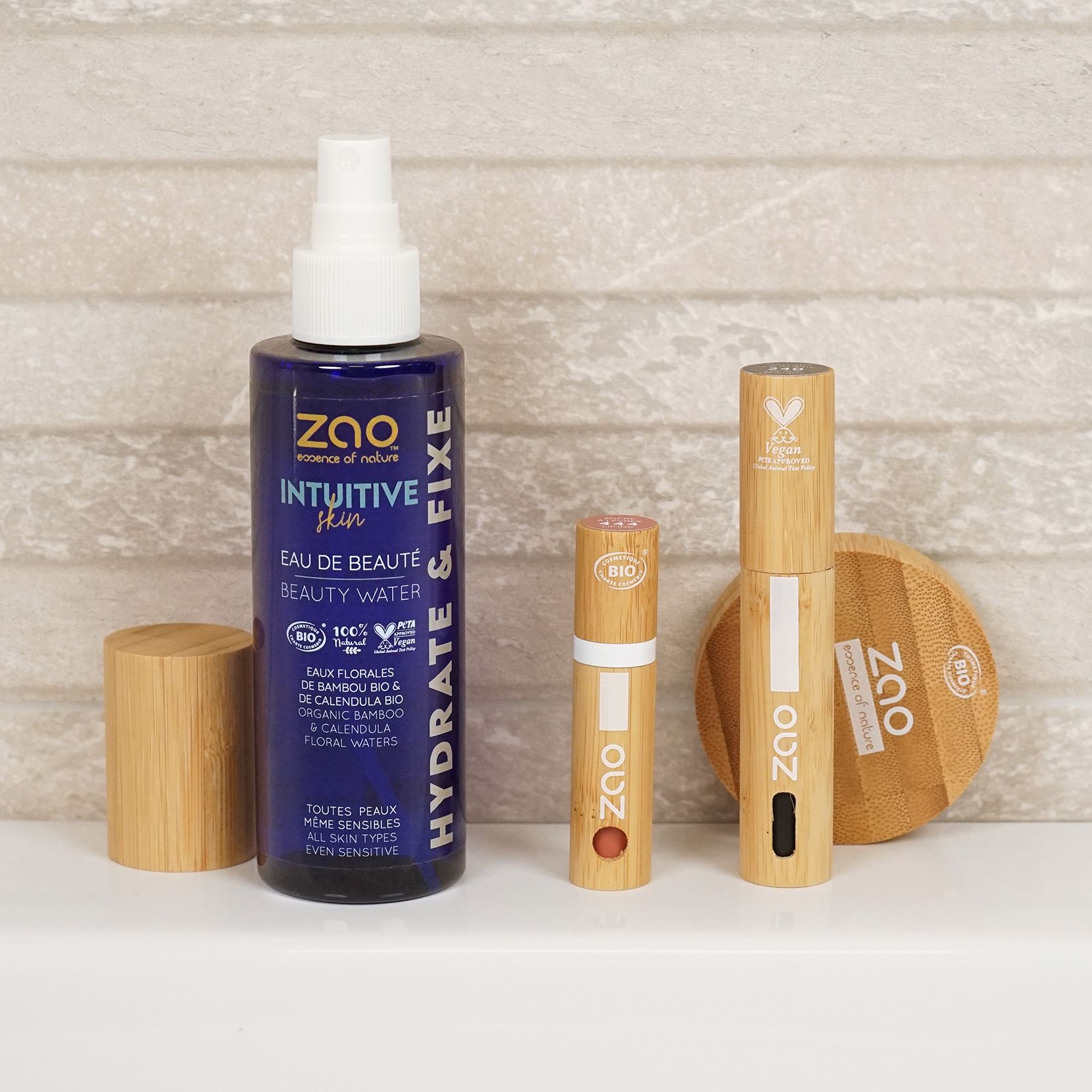 Set di prodotti ZAO: flacone, rossetto, mascara, coperchio. Flacone: Eau de Beauté. Rossetto e mascara in bambù.