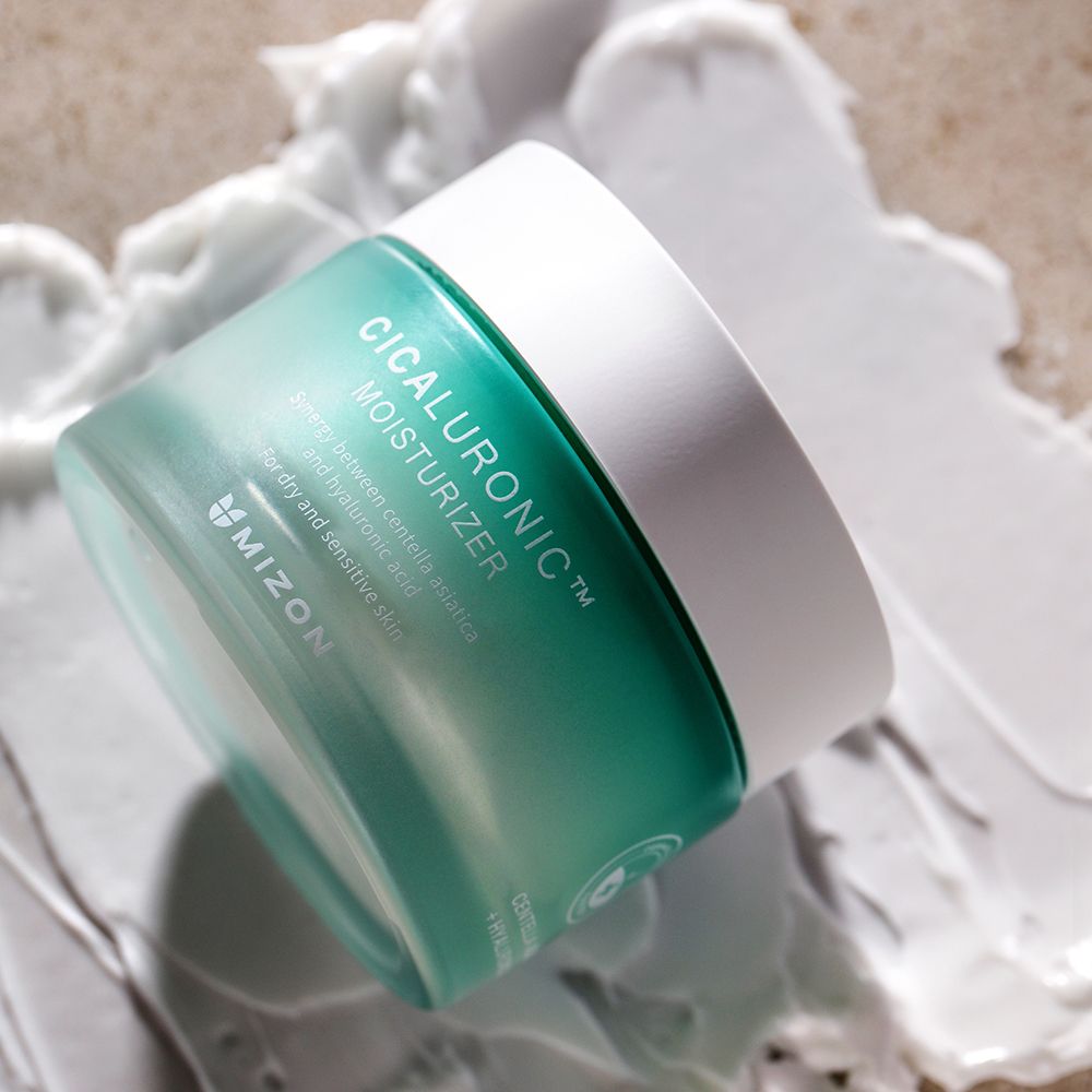 Vasetto con crema su sfondo. Scritta: Cicaluronic Moisturizer. Marchio: MIZON.