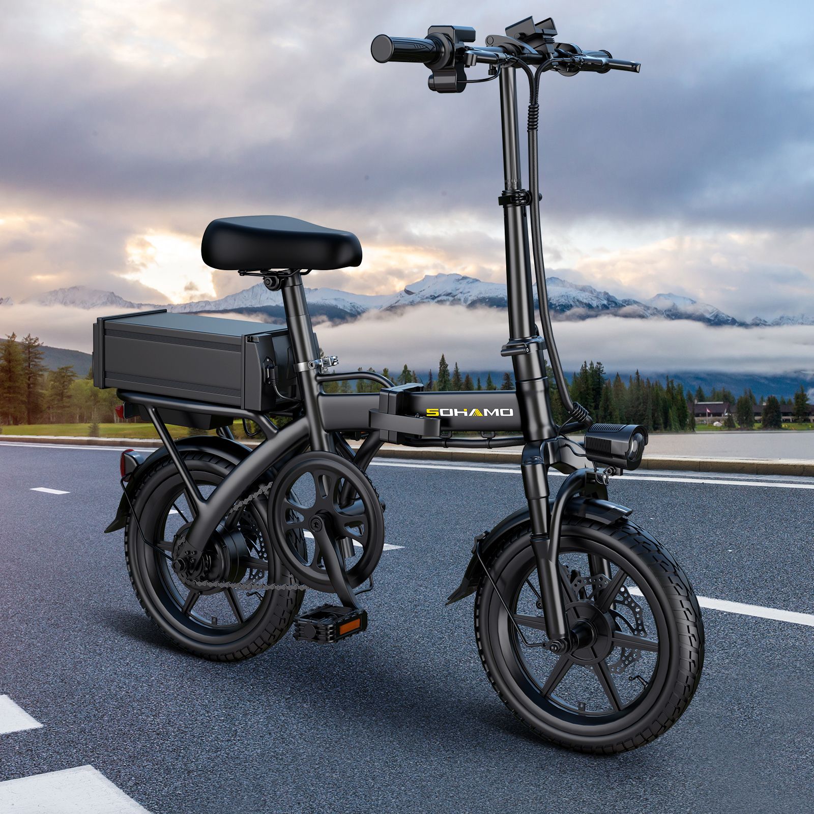 E-bike nera su asfalto. Batteria, faro e portapacchi. Marchio SOHAMO.