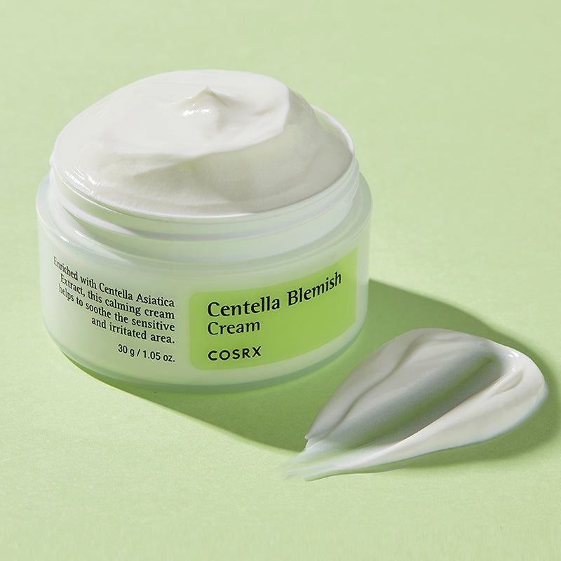 Vasetto con crema e macchia. Scritta: Centella Blemish Cream, COSRX. Etichetta verde e bianca. Testo: 30 g / 1,05 OZ.
