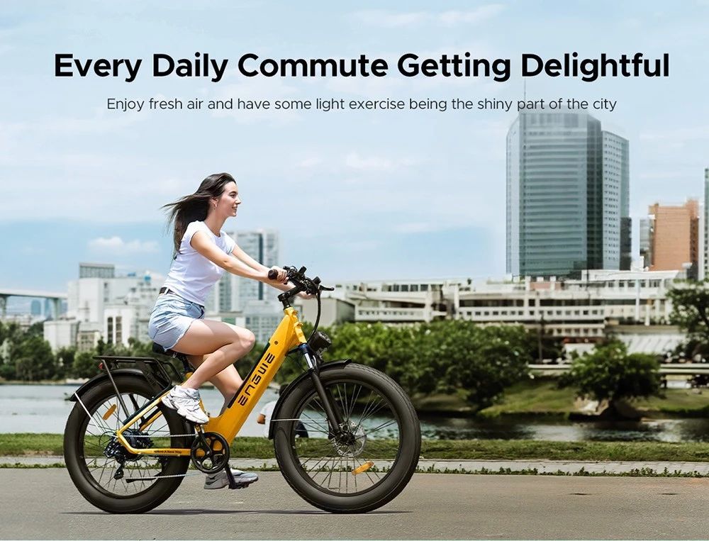 Donna in bicicletta elettrica gialla in città. Marchio ENGWE.