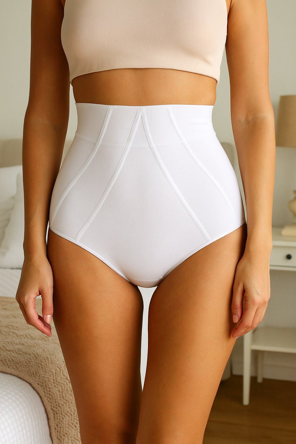Guaina bianca a vita alta. Cuciture verticali. Materiale morbido. Copre l'addome. Ideale post-parto. Cotone sulla pelle.