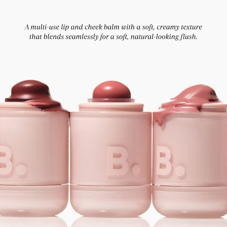 Tre contenitori rosa pallido con blush fuso in diverse tonalità di rosa.