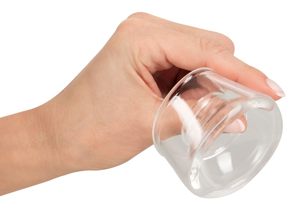 Mano che tiene un manicotto di ricambio trasparente. Forma cilindrica con bordi arrotondati. Apertura interna più piccola. In materiale trasparente.