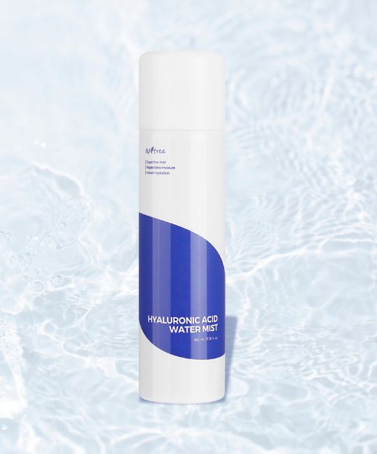 Flacone spray bianco e blu su sfondo d'acqua. Testo: ISNTREE, Hyaluronic Acid Water Mist.