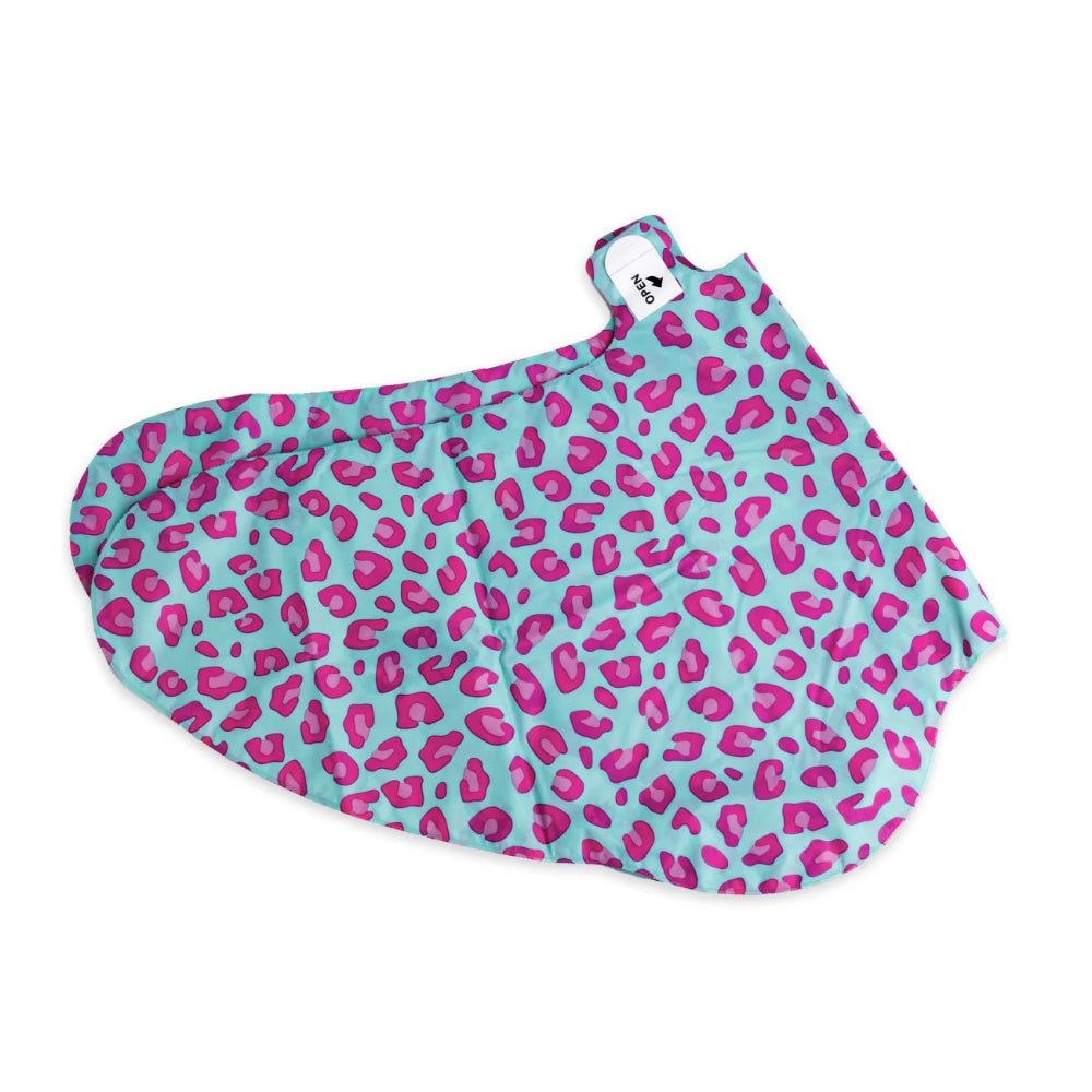 Maschera per i piedi aperta con motivo leopardato. Turchese con macchie rosa. Con chiusura. Marchio: IDC Institute.