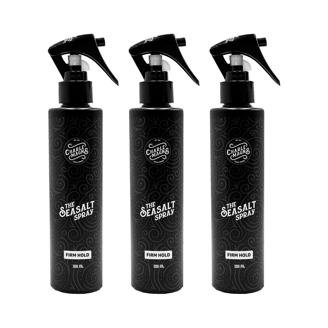 Tre flaconi spray neri "The Seasalt Spray" con testa a pompa nera. "Firm Hold" e "200 ml" sono stampati sui flaconi.