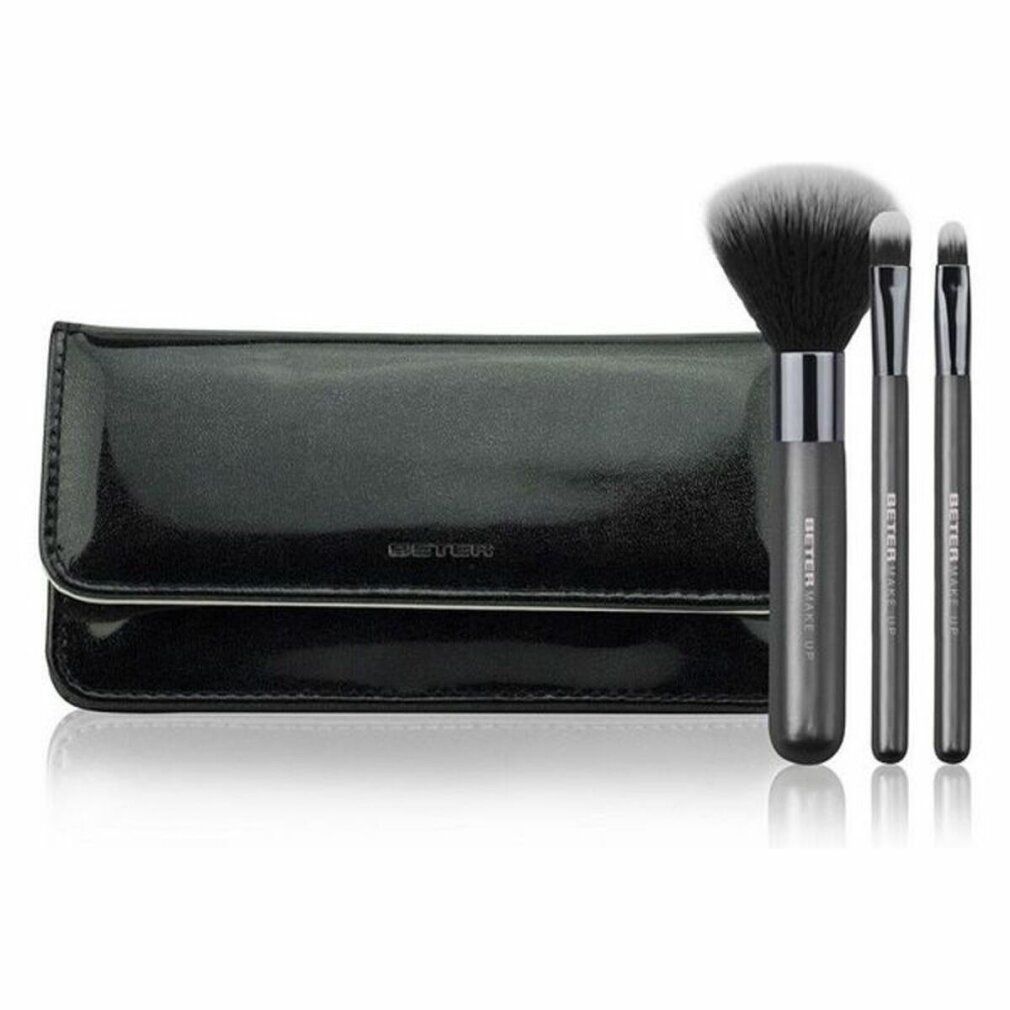Set di quattro pennelli trucco e custodia. Pennelli neri con manici argentati. Custodia in materiale nero lucido.