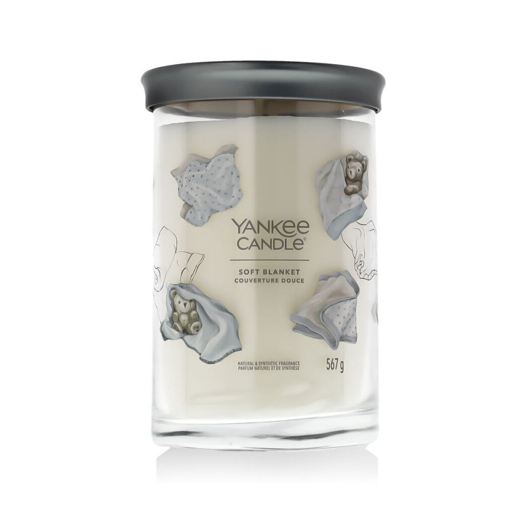 Candela Yankee Candle Soft Blanket in vetro con coperchio grigio. Il vetro mostra motivi di neonati avvolti in coperte.