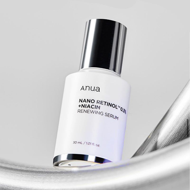Flacone bianco con tappo argentato. Scritta: Anua, Nano Retinol 0.3% + Niacin Renewing Serum. 30 ml / 1.01 fl. oz.