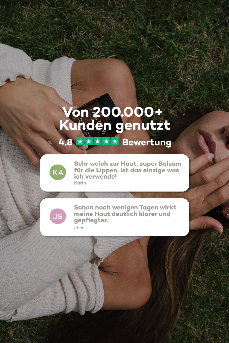Donna sdraiata sull'erba, tiene un balsamo per labbra. Testo: Usato da 200.000+ clienti. Valutazione 4,8 stelle. Citazioni dei clienti.