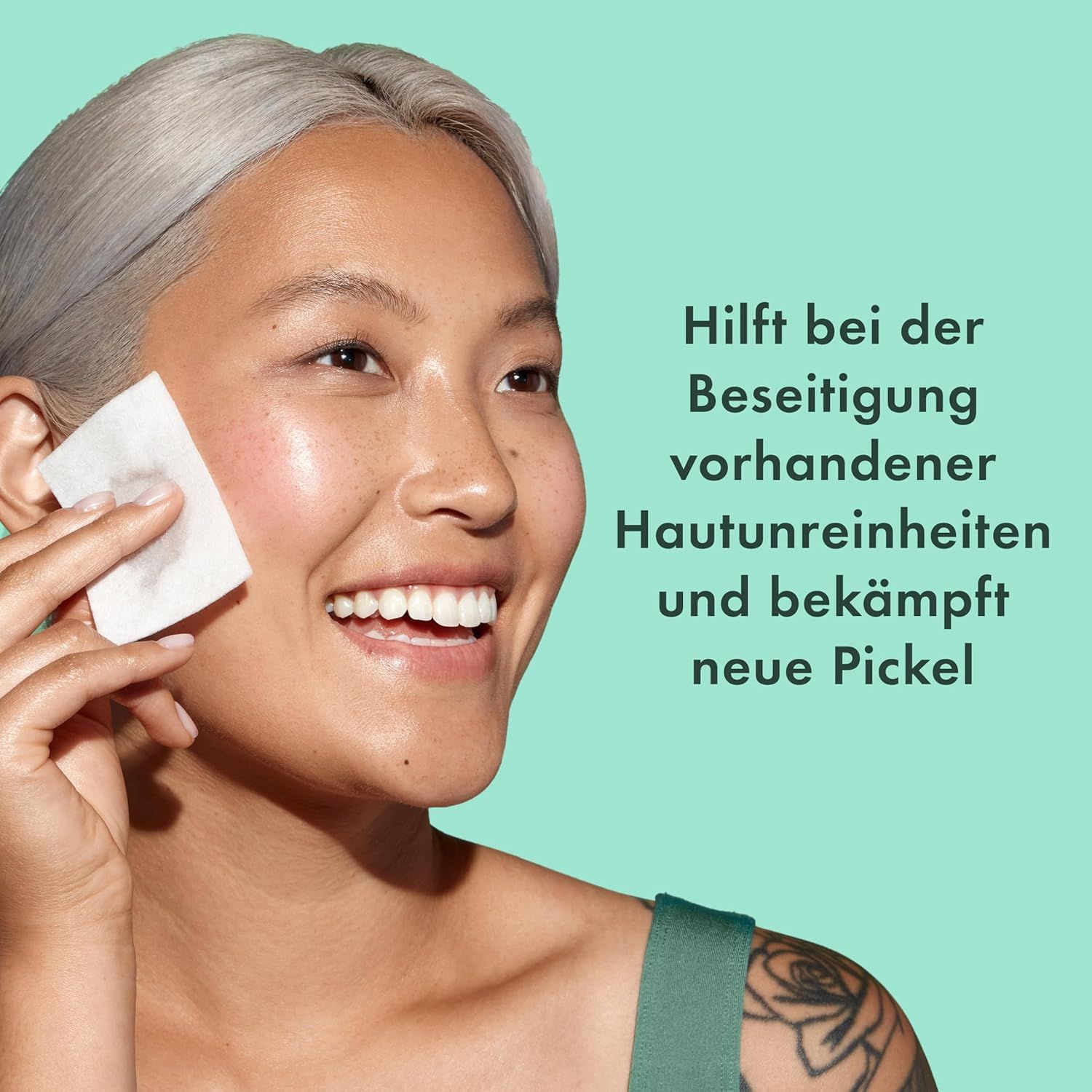 Donna con dischetto di cotone sulla pelle. Testo: Aiuta a eliminare le imperfezioni e a combattere i nuovi brufoli.