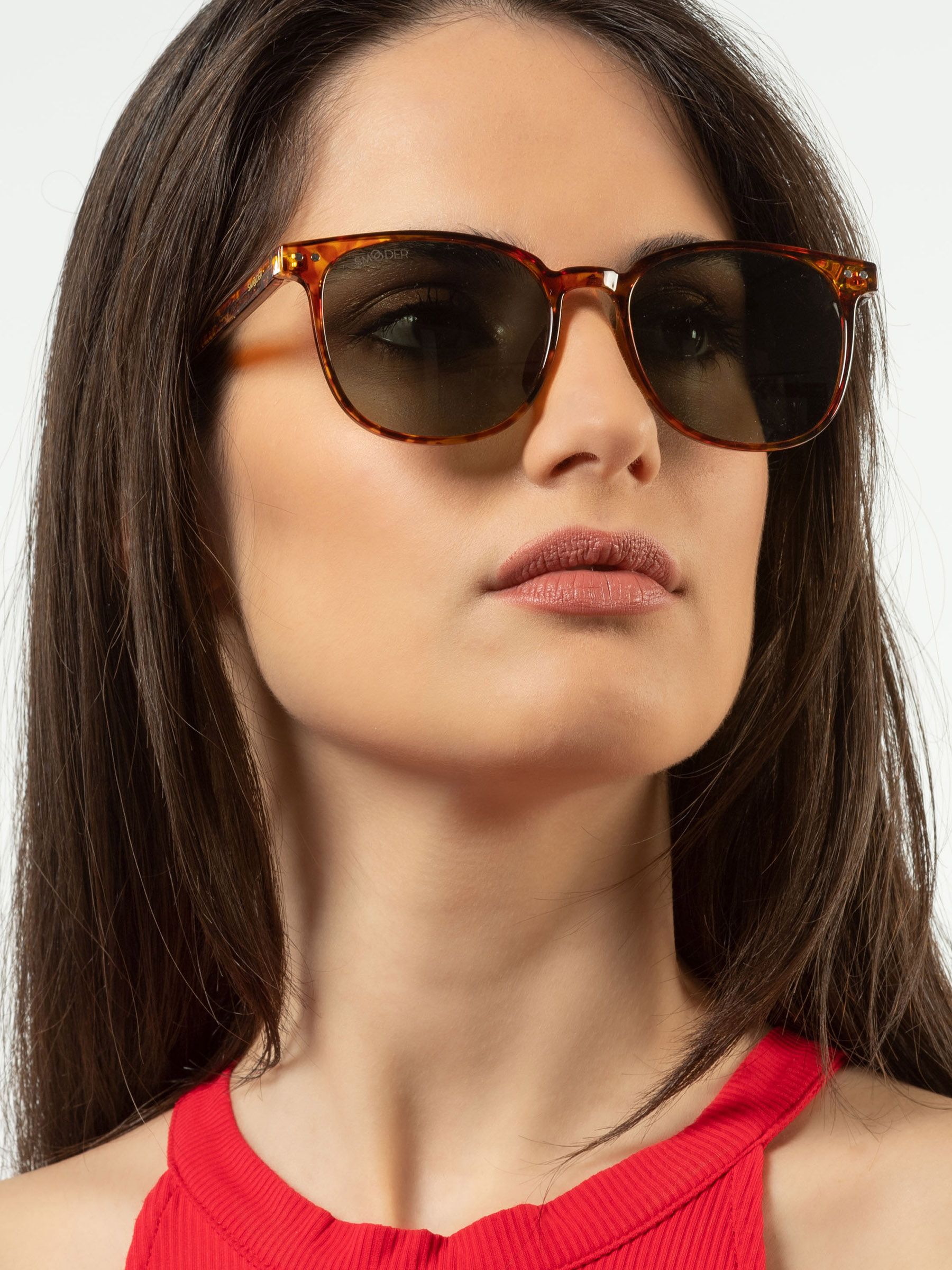 Donna con occhiali da sole marroni e lenti scure. Marchio Smooder.