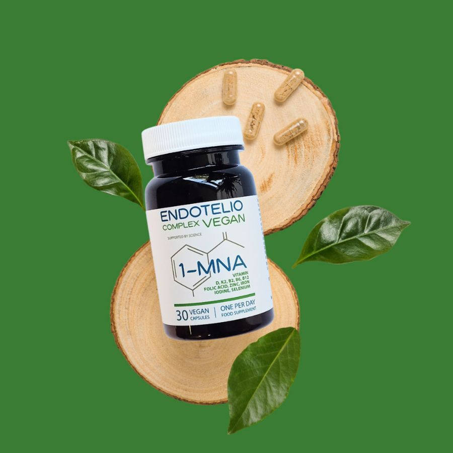 Flacone marrone con capsule su fette di legno e foglie. Scritta: Endotelio Complex Vegan, 1-MNA, 30 capsule. Sfondo verde.