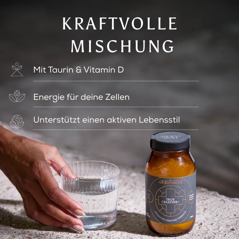 Flacone in vetro marrone con etichetta True Creatine+, accanto a un bicchiere d'acqua e una mano.