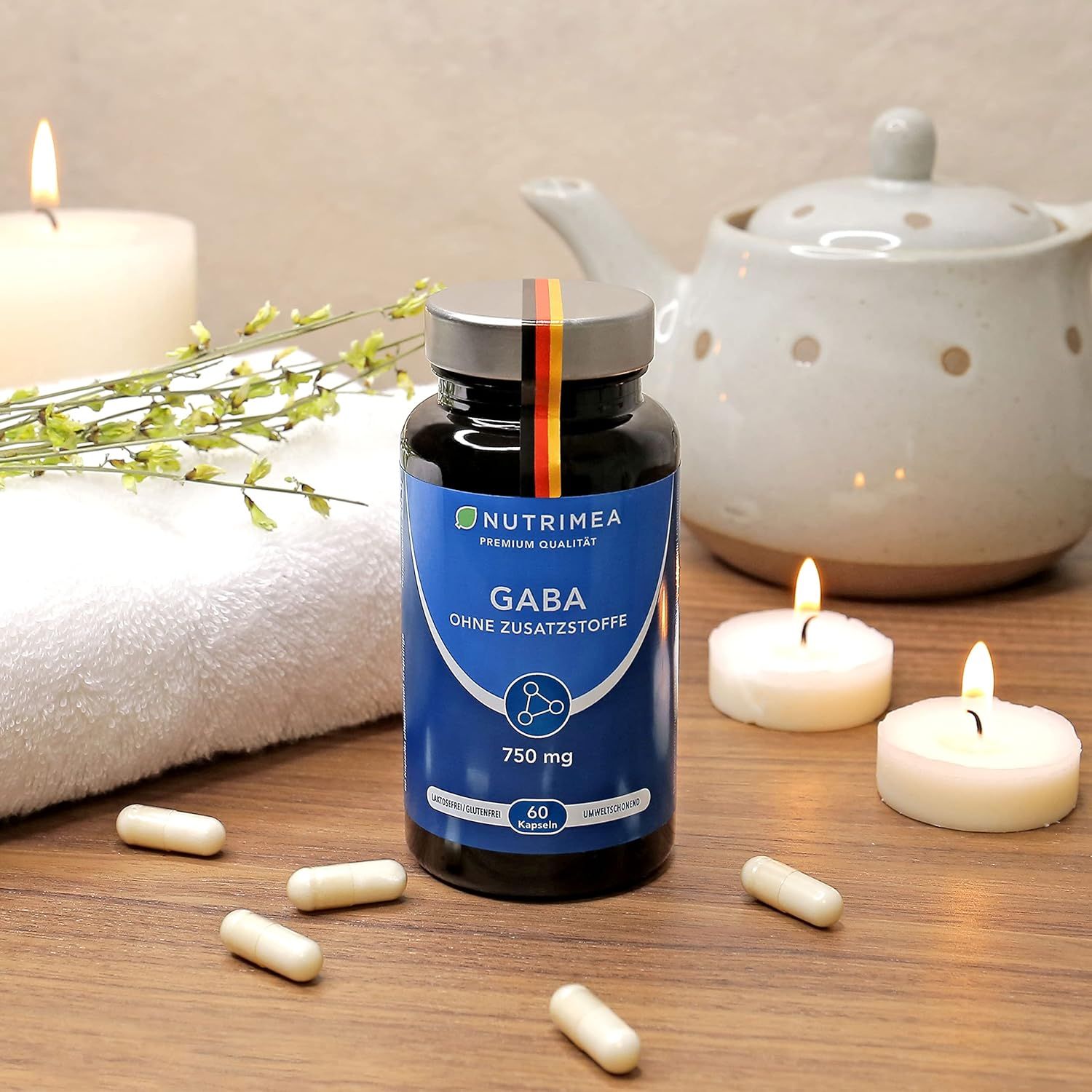 Flacone scuro con etichetta blu. Scritta GABA, 750 mg, 60 capsule. Capsule su superficie in legno.