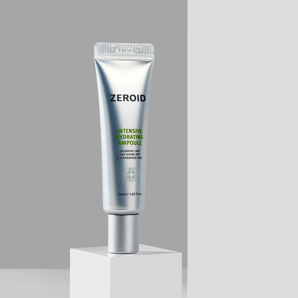 Tubo argentato su piedistallo bianco. Visibili "ZEROID" e "Intensive Hydrating Ampoule". 30ml/1.01 fl oz.