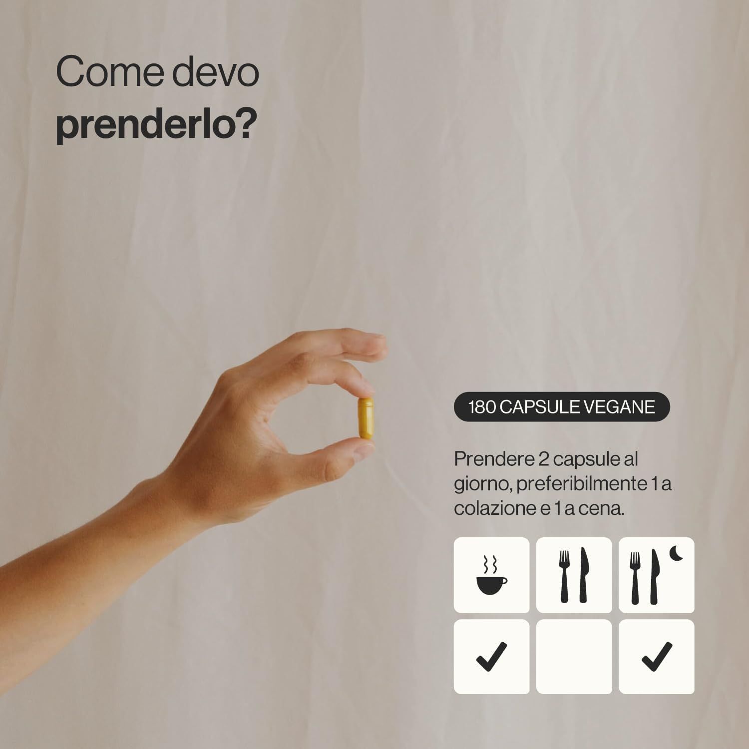 Mano che tiene una capsula gialla. Testo: 180 capsule vegane. Istruzioni: 2 capsule al giorno, 1 a colazione, 1 a cena. Simboli.