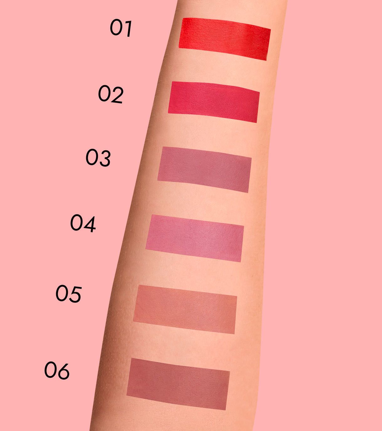 Sei campioni di colore su un avambraccio: rosso, rosa, malva, rosa, beige, marrone.