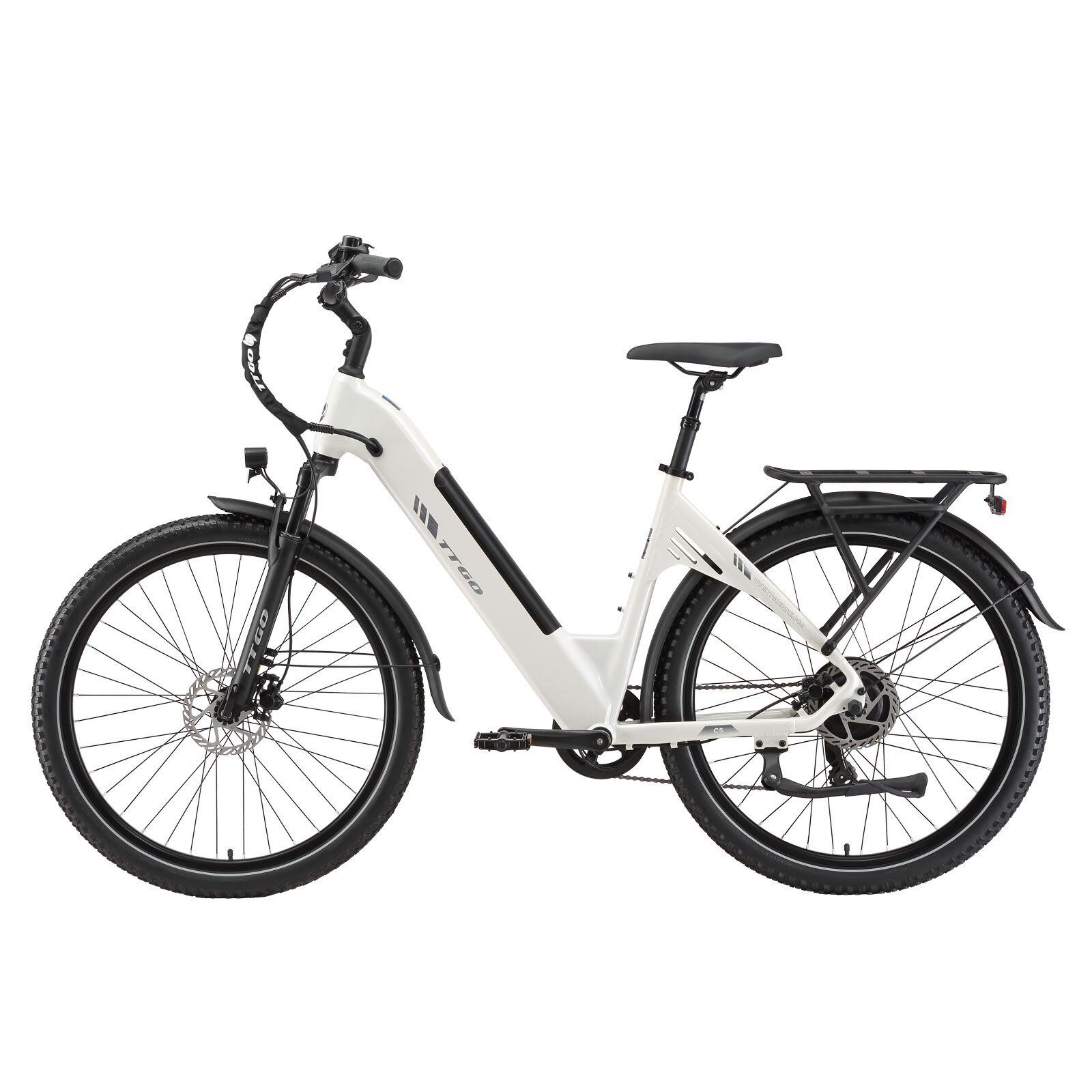 E-bike bianca con pneumatici e dettagli neri. Portapacchi, parafanghi e faro visibili.