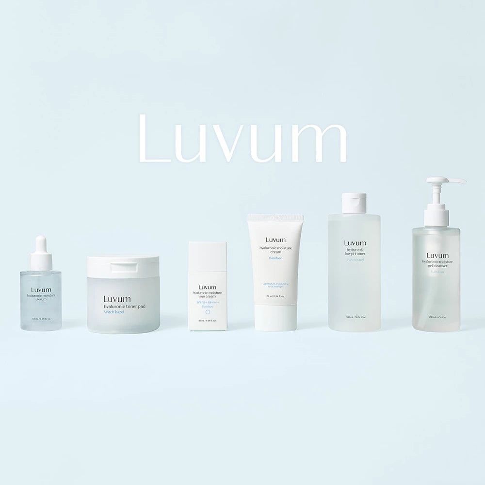 Vari prodotti Luvum. Flaconi, vasetti e tubi. Scritta: Luvum. Siero idratante all'acido ialuronico.