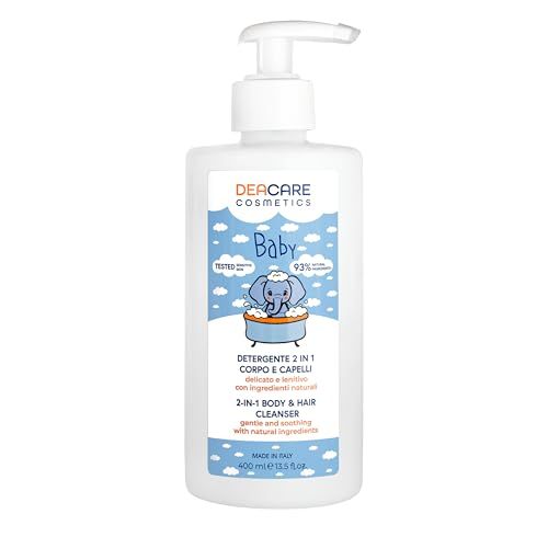 Flacone bianco con dosatore a pompa. Etichetta con illustrazione bambino e testo: Detergente 2 in 1 corpo e capelli. Marca: DEACARE Cosmetics.