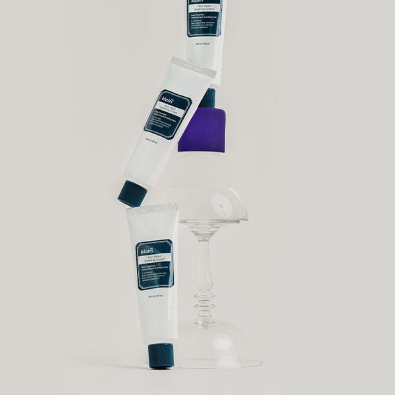 Diversi tubi bianchi con tappo blu. Scritta: klairs Rich Moist Soothing Cream. 80 ml. Su vetro.