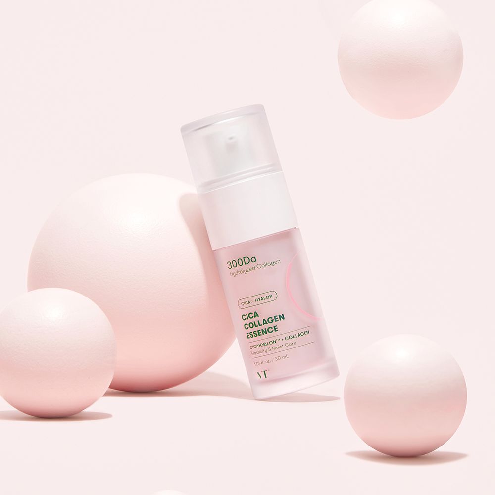 Flacone di essenza con scritta "300Da Hydrolyzed Collagen" e "Cica Collagen Essence". Sfondo rosa con sfere.