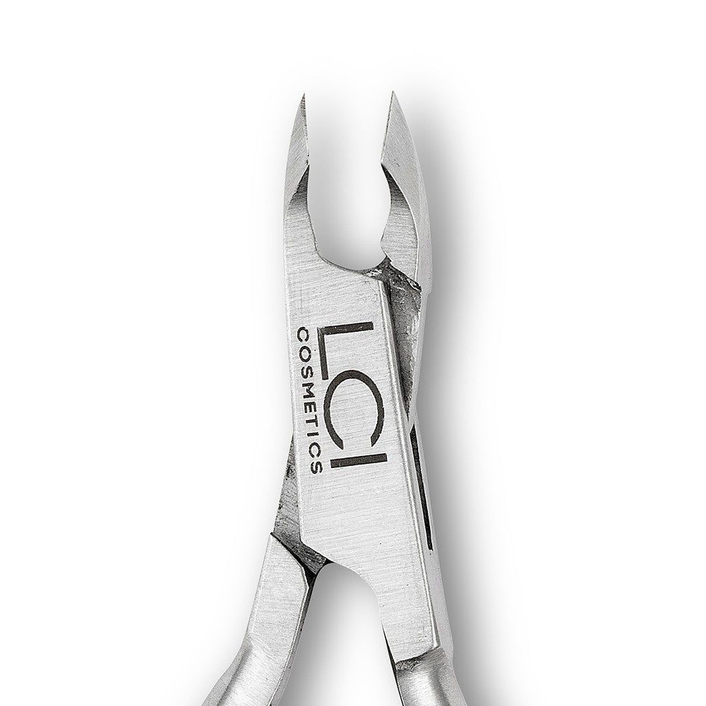 Primo piano della lama della tronchesina per cuticole. Logo LCI Cosmetics. Finitura metallica. Lame affilate. Su sfondo bianco.