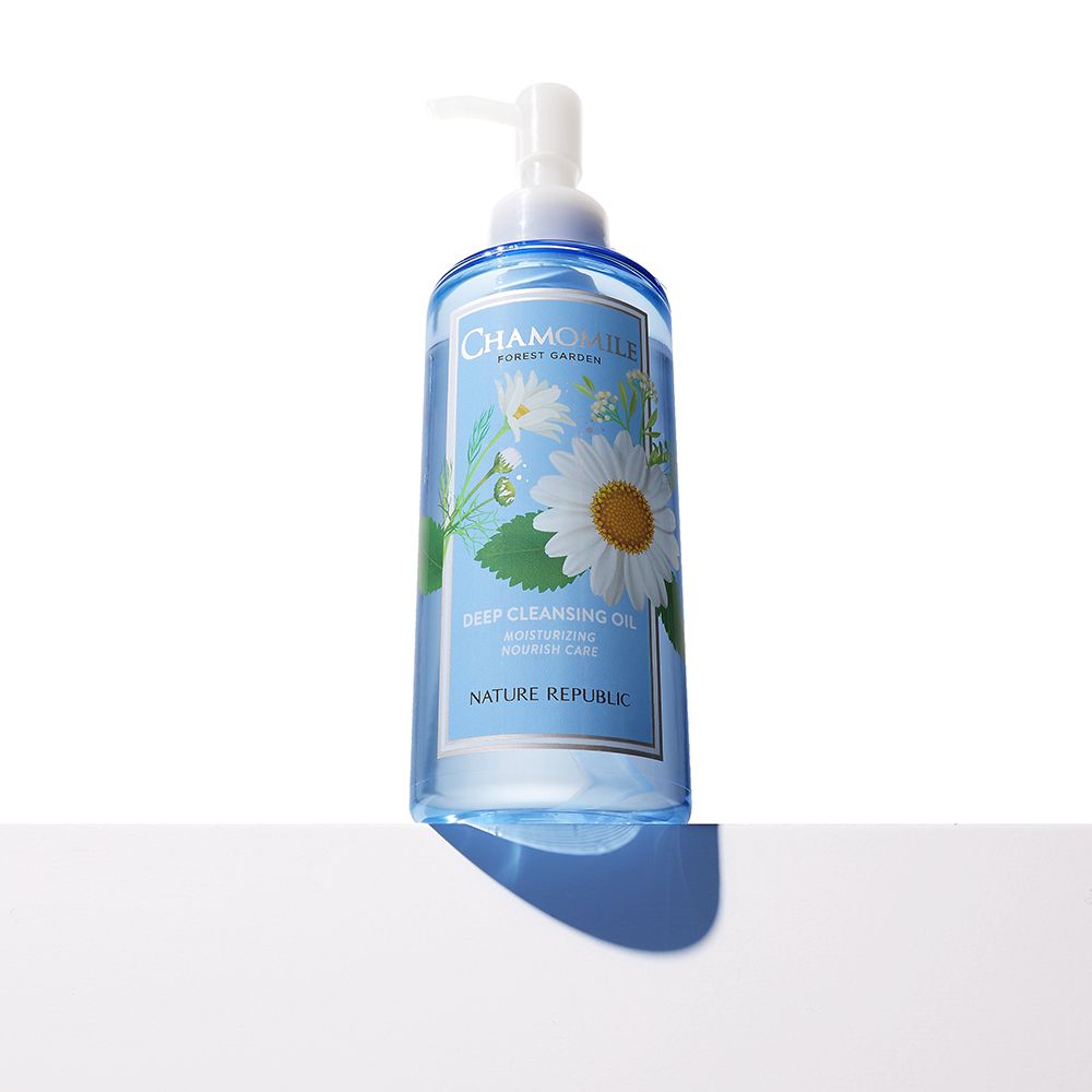 Flacone trasparente con etichetta CHAMOMILE, FOREST GARDEN, DEEP CLEANSING OIL. Pompa dosatrice bianca. Marchio NATURE REPUBLIC.