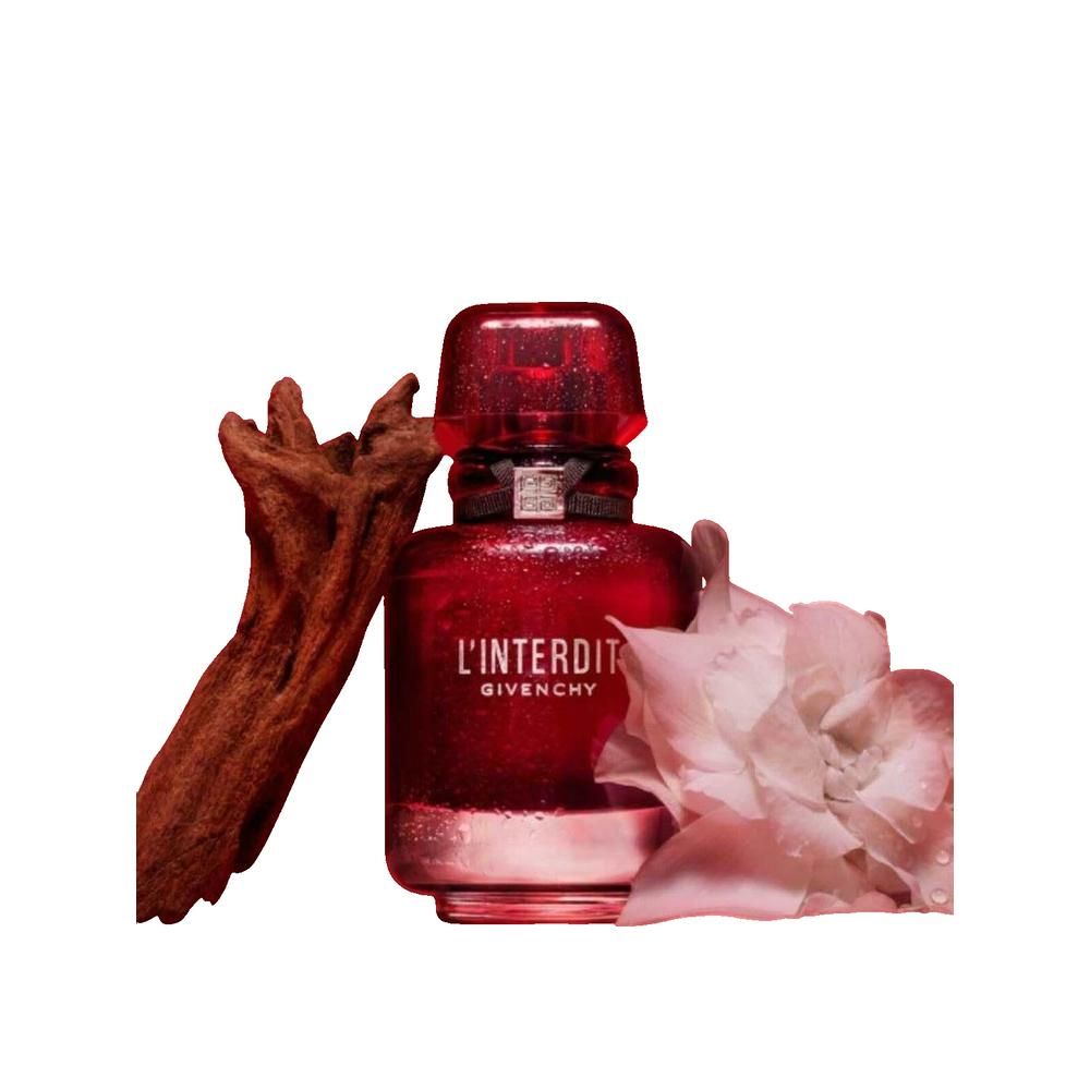 Flacone rosso con scritta L'Interdit Givenchy. Un ramo e un fiore accanto al flacone.