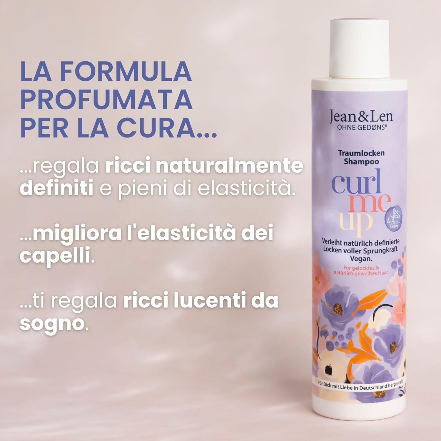 Flacone di shampoo. Testo: La formula profumata per la cura... regala ricci naturalmente definiti e pieni di elasticità... migliora l'elasticità dei capelli... ti regala ricci lucenti da sogno.