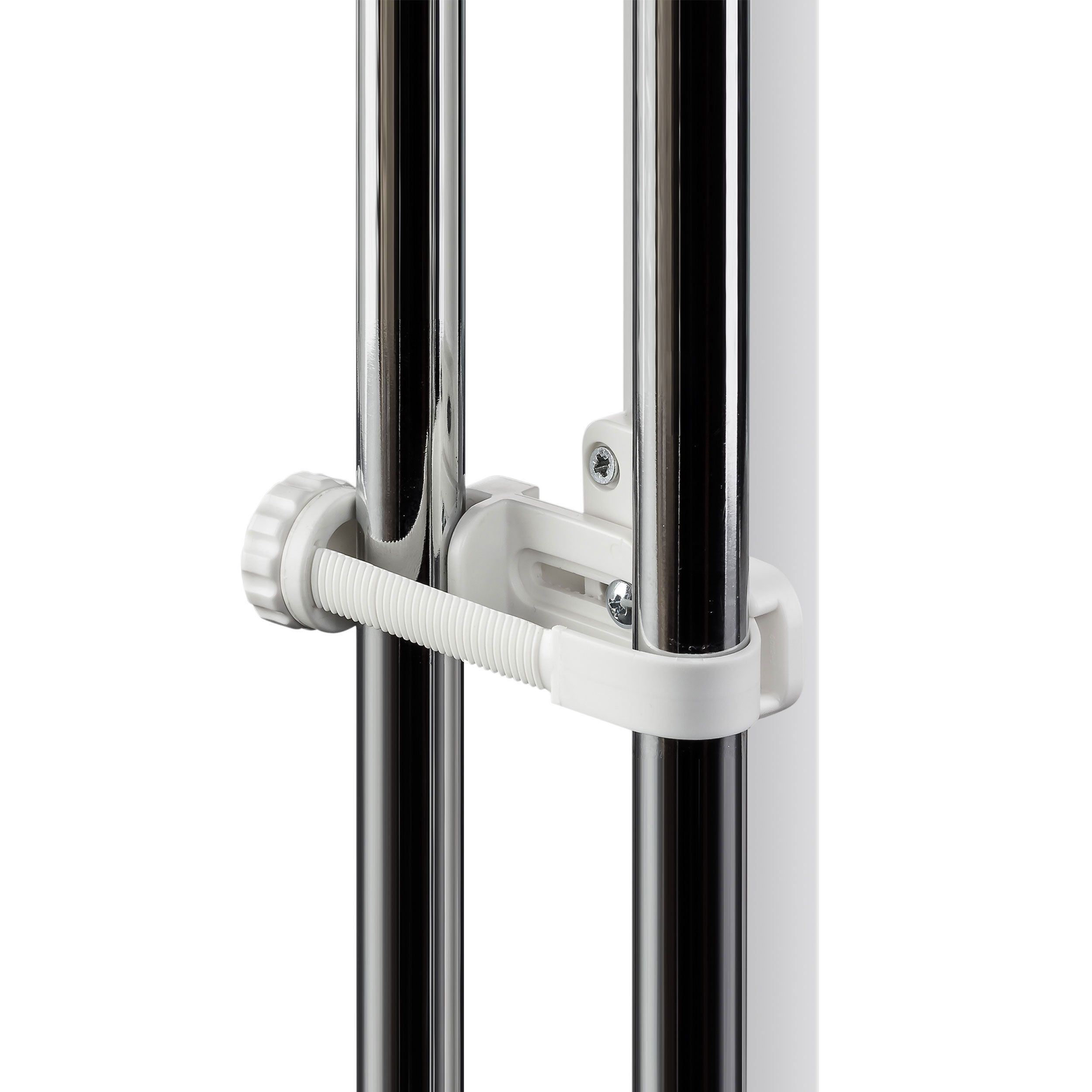 Due tubi metallici con supporto bianco. Il supporto è collegato da una fascia bianca scanalata.