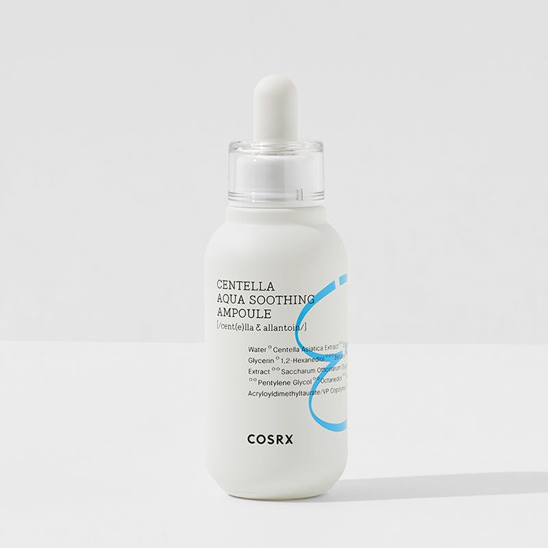 Flacone bianco con contagocce. Scritta: Centella Aqua Soothing Ampoule, COSRX. Elementi blu e lista ingredienti.
