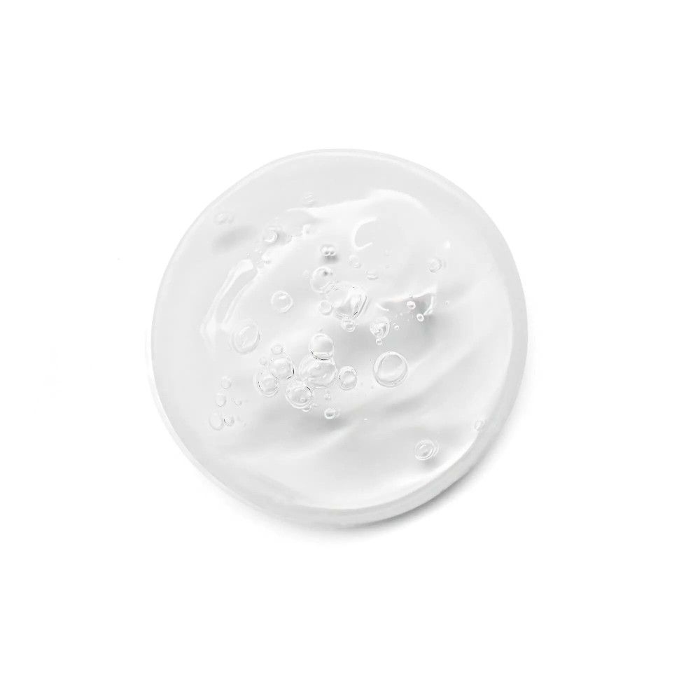 Puddle di gel trasparente, rotonda, con bolle. Su sfondo bianco.