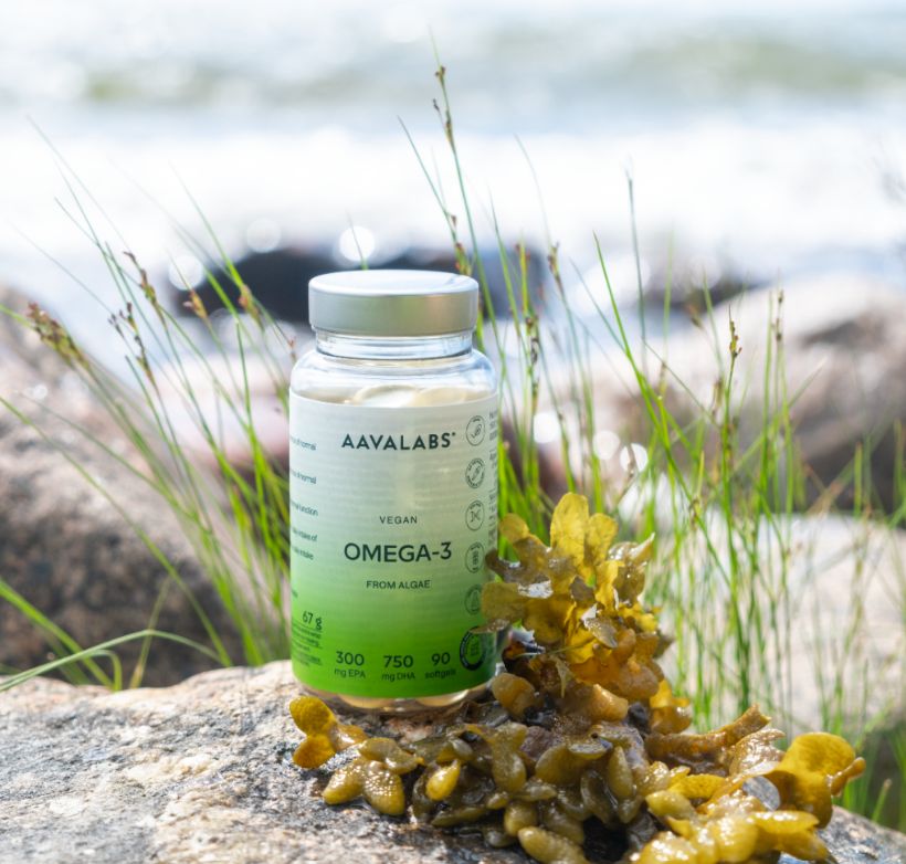 Bottiglia Aavalabs Vegan Omega-3 su rocce marine.