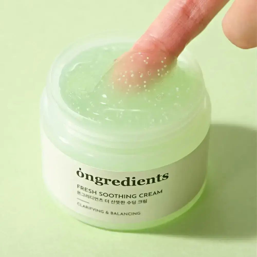 Vasetto di gel verde. Un dito tocca il gel. Scritta: ōngredients, Fresh Soothing Cream. Testo in coreano. Clarifying & Balancing.
