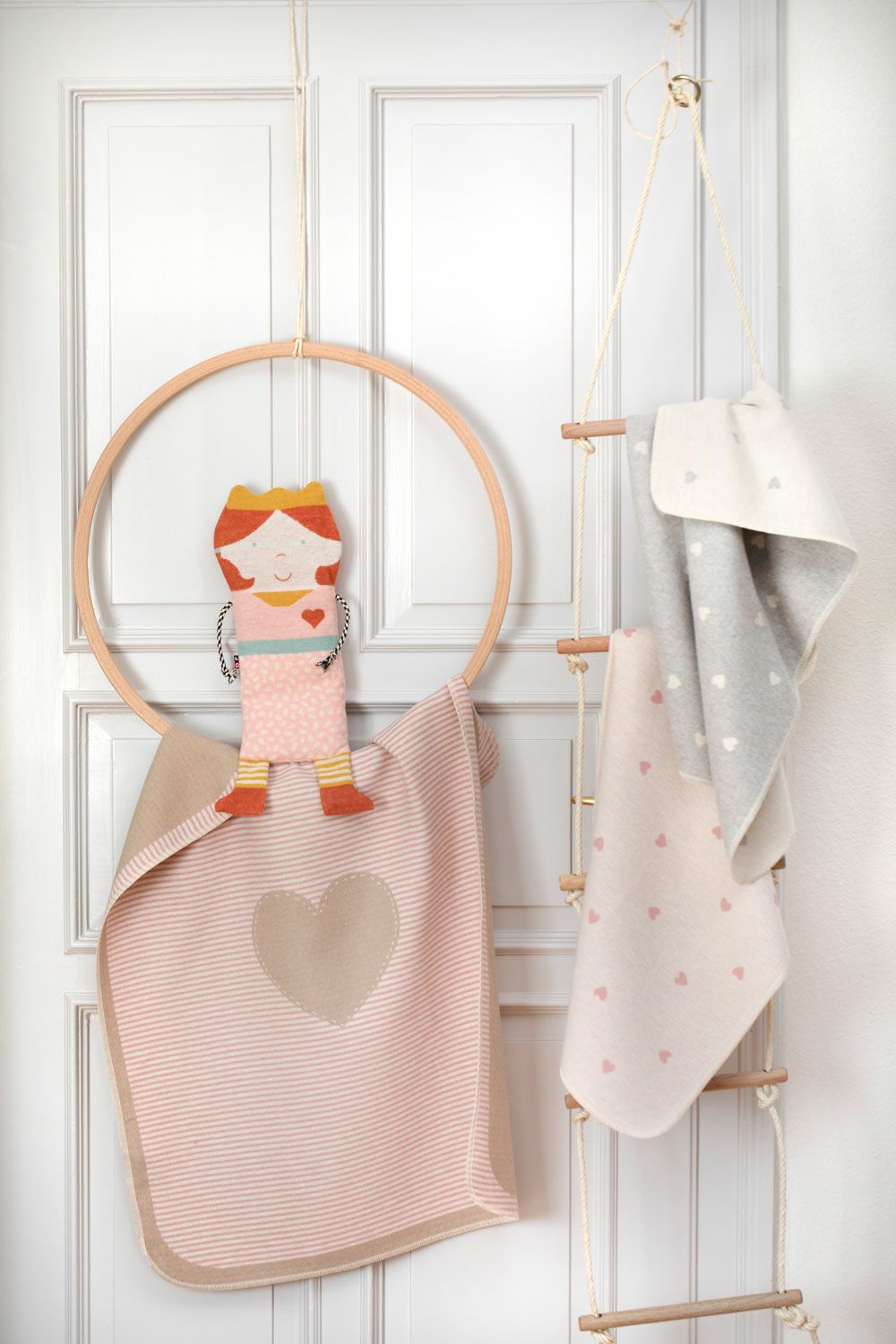 Coperta per neonati a righe con un cuore applicato.