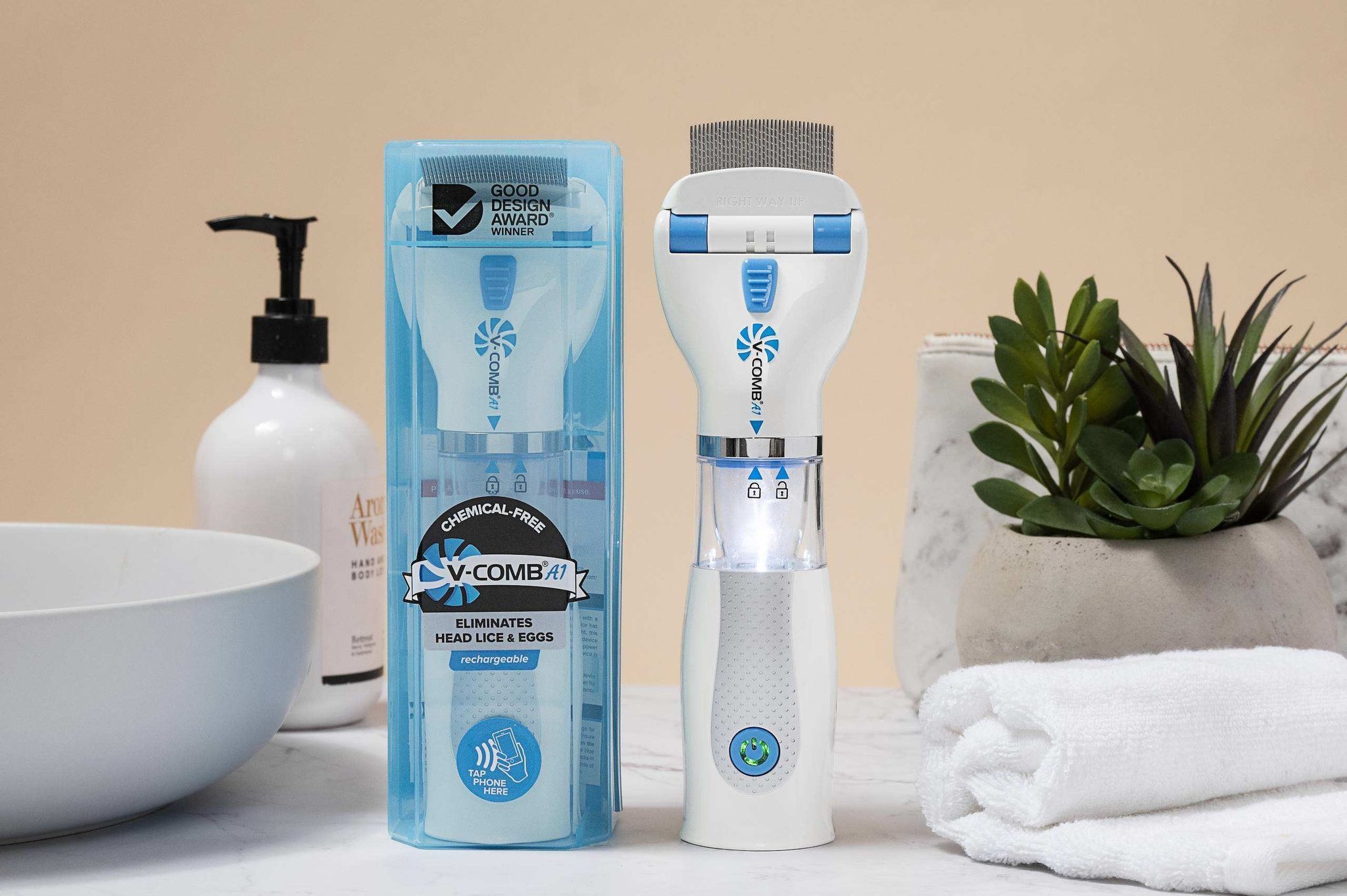 Dispositivo V-Comb bianco e blu con pettine e luce integrata. Accanto, la confezione con informazioni sul prodotto.