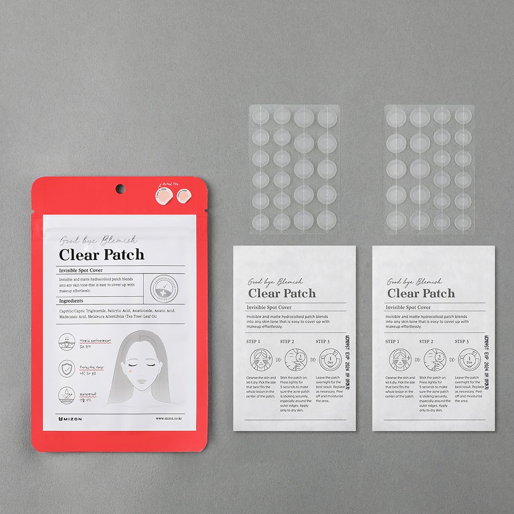 Confezione rossa del prodotto con etichetta. Due fogli di cerotti trasparenti. Due piccole confezioni con istruzioni. Nome prodotto: Clear Patch.