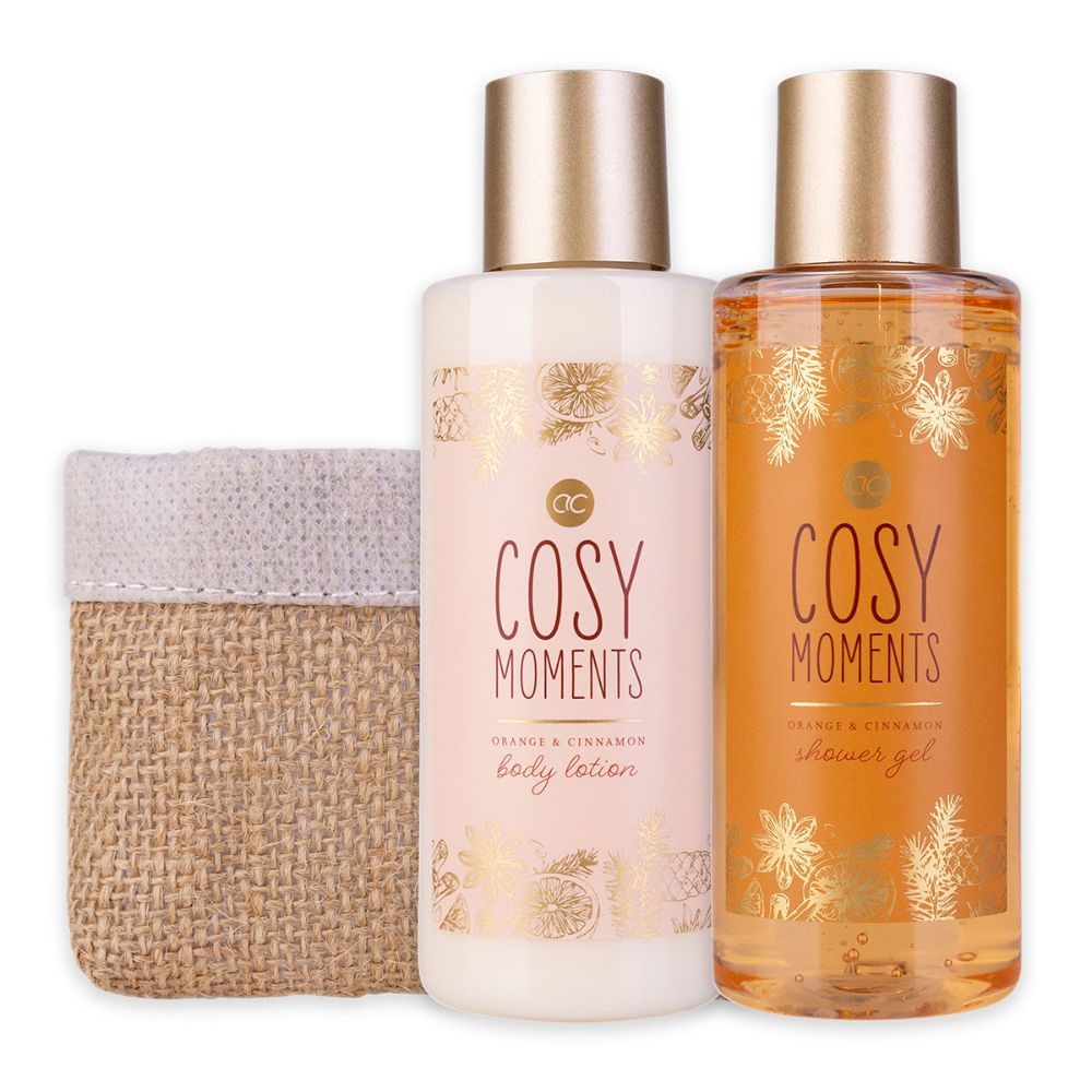 Due flaconi e un cesto. Scritta "Cosy Moments Orange & Cinnamon". Un gel doccia, una lozione.