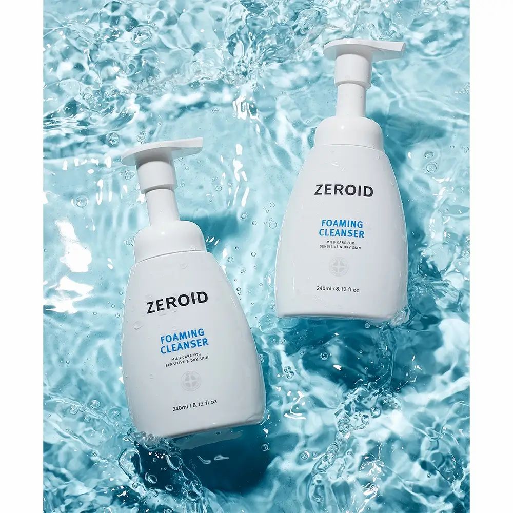 Due flaconi bianchi ZEROID Foaming Cleanser nell'acqua. Testo: Foaming Cleanser, mild care for sensitive & dry skin. 240ml/8.12 fl oz.