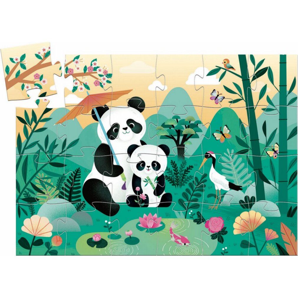 Puzzle Panda da 24 pezzi. Scena con panda, bambù, fiori e animali. Alcuni pezzi accanto.