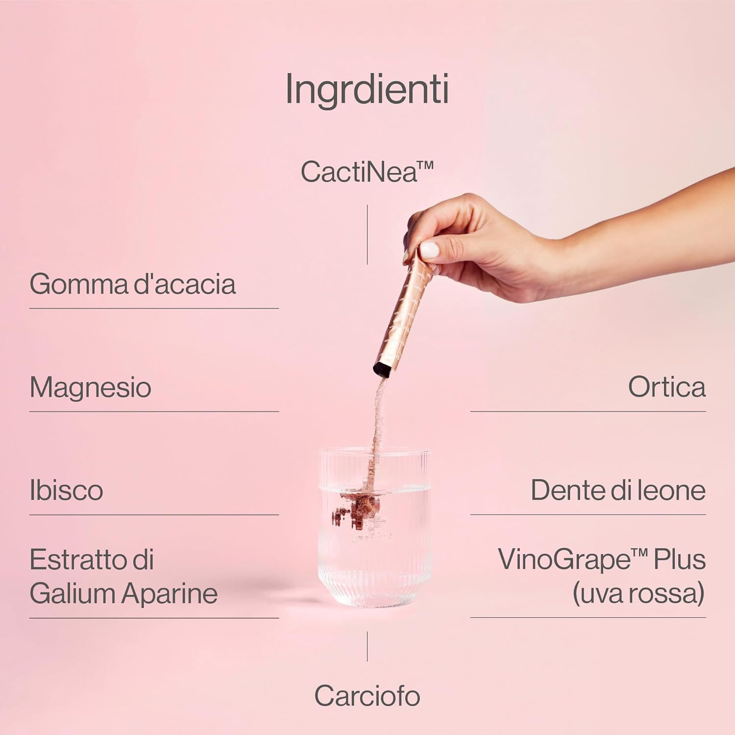 Mano versa il contenuto di un bastoncino in un bicchiere d'acqua. Ingredienti: CactiNea, Goma d'acacia, magnesio, ibisco, Estratto di Galium Aparine, ortica, dente di leone, VinoGrape Plus, carciofo.