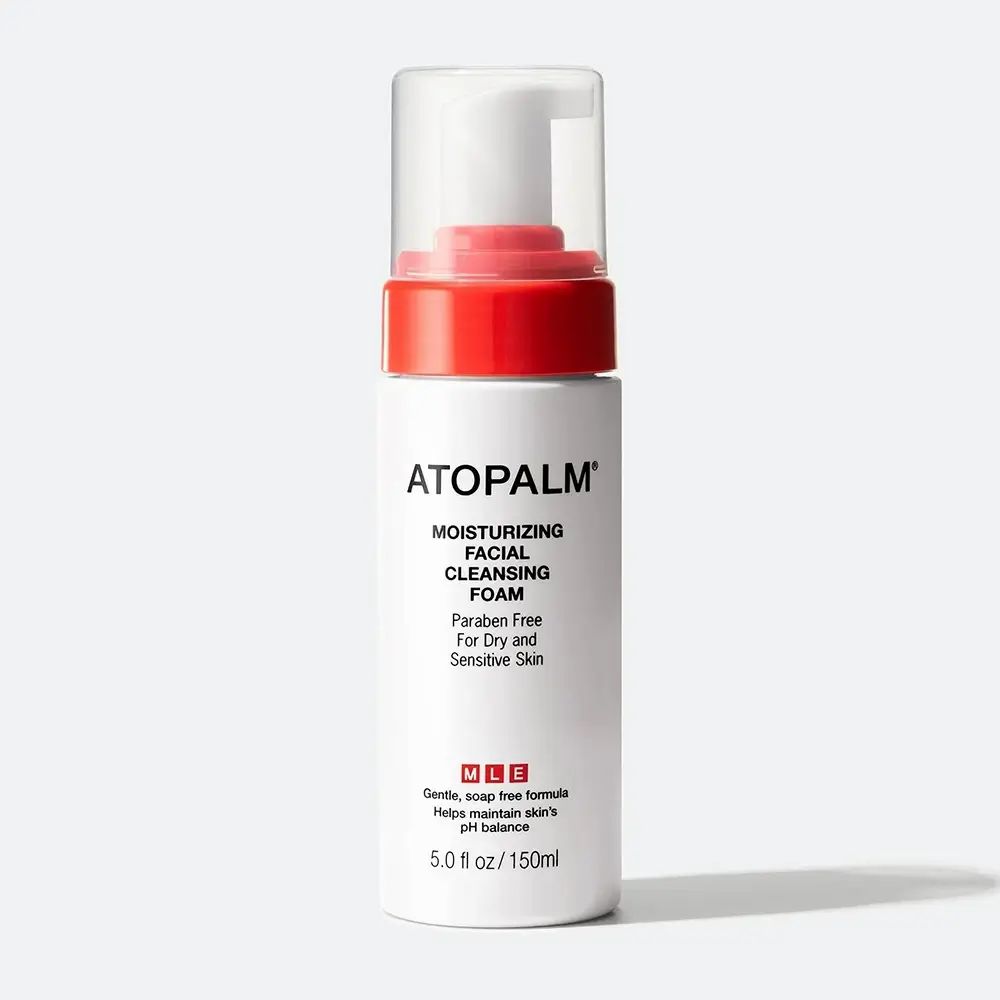 Flacone bianco con tappo rosso. Scritta: ATOPALM, schiuma detergente idratante. Per pelli secche e sensibili.