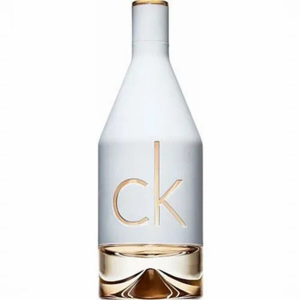 Flacone di profumo bianco con scritta dorata. Flacone con liquido trasparente.