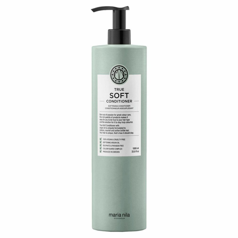 Flacone verde chiaro con erogatore nero. Etichetta con testo: TRUE SOFT CONDITIONER. Marchio: Maria Nila. Volume: 1000 ml.