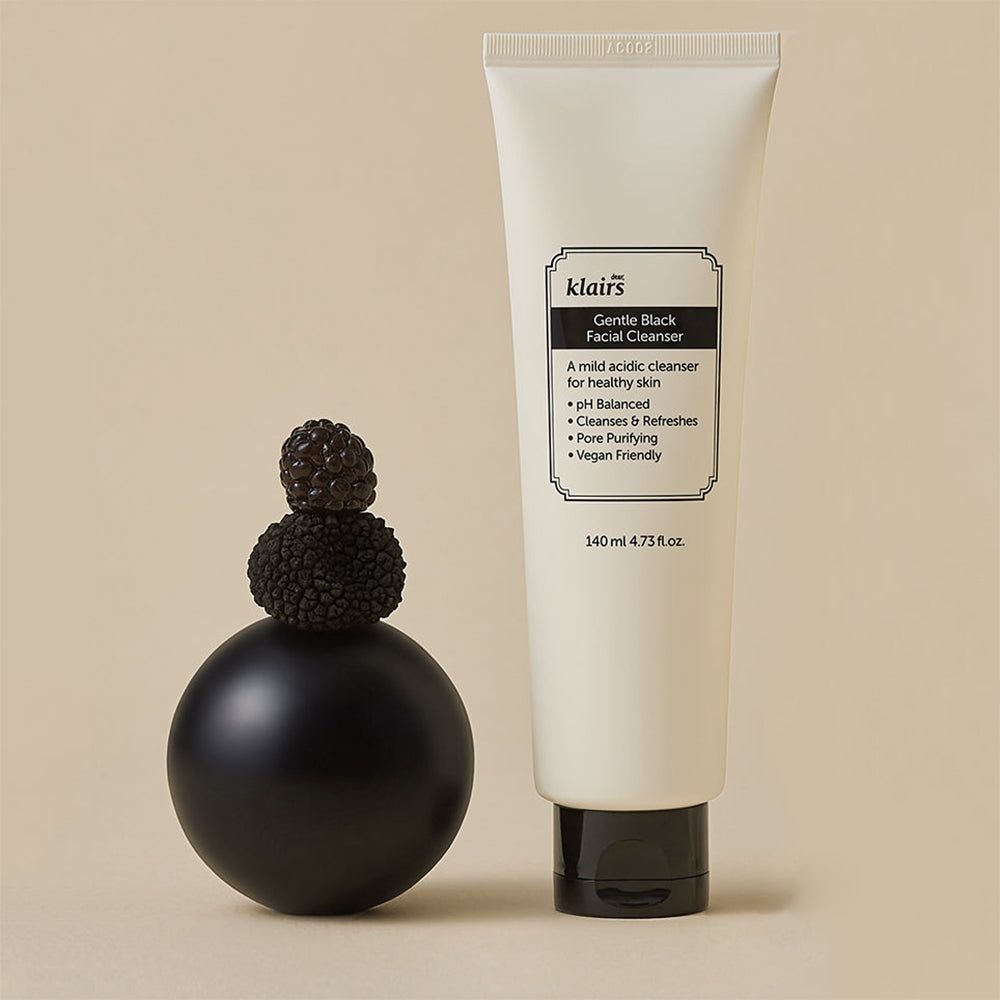 Tubetto accanto a una sfera nera con bacche. Sul tubetto c'è scritto 'klairs Gentle Black Facial Cleanser'.