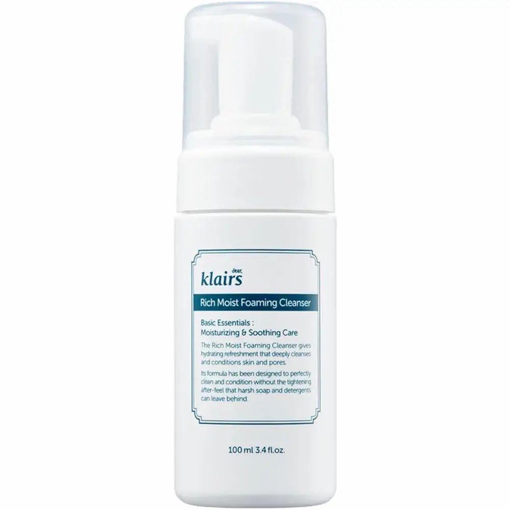Flacone bianco di detergente schiumogeno Klairs Rich Moist. Etichetta blu con testo. Tappo trasparente. Scritta: 100 ml 3,4 fl.oz.